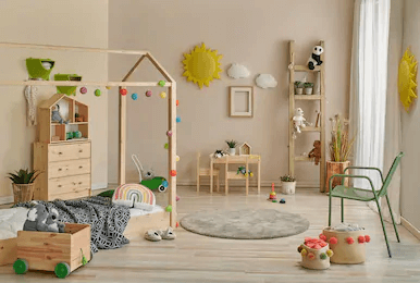Habitación Montessori con cama, mesa, silla y demás muebles que cumplen el método